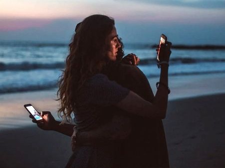 Fake Relationship : આ ઈશારા દર્શાવે છે કે તમે એક ફેક રિલેશનશીપમાં છો, આજે જ જાણી લો