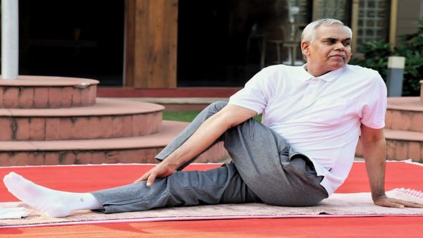 ગાંધીનગરમાં રાજભવનના પ્રાંગણમાં રાજ્યપાલ આચાર્ય દેવવ્રતજીએ યોગાસન-પ્રાણાયામ કર્યા