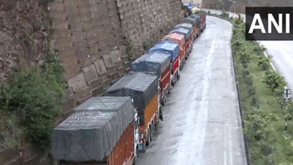 લેન્ડસ્લાઇડના લીધે જમ્મુ-કાશ્મીર હાઇવે બંધ, પુરના લીધે સેનાના જવાનો નદીમાં તણાયા