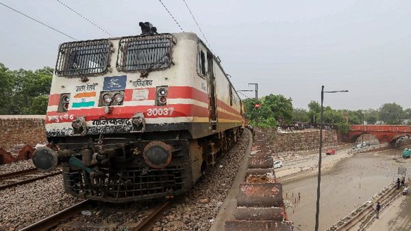 બિહારમાં મોટી ટ્રેન દુર્ઘટના ટળી, પ્લેટફોર્મ પર રોકાયા બાદ બજાર રિવસ્રિબલ લાઇન પર ગઇ સિયાલદહ એક્સપ્રેસ