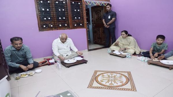 નર્મદા જિલ્લાના અંતરિયાળ આદિજાતિ ગ્રામજનો સાથે રાત્રિસભા યોજી અને ગામમાં રાત્રિ રોકાણ કર્યુ