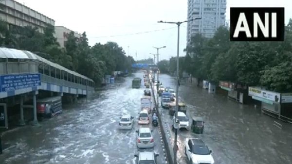 દિલ્હીમાં પાણી ઠેર ઠેર પાણી ભર્યા, ટ્રાફિક પોલીસે જાહેર કરી એડવાયજરી, ઘણઆ રસ્તા કર્યા બંધ