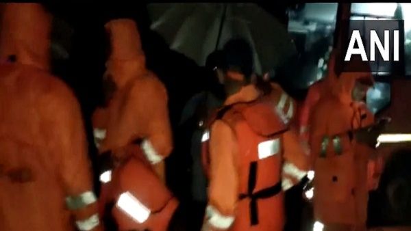 Telangana મુલુગુમાં મુત્યાલા ધારા ઝરના પાસે 40 કરતા વધારે પર્યટક ફસાયા, ઘટના સ્થળે NDRF ની ટીમ હાજર