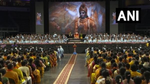 US ગુરુપૂર્ણિમા પર ટેક્સાસ માં 10000 લોકએ એક સાથે કર્યુ ભાગવત ગીતાના પાઠ, જુઓ વીડિયો