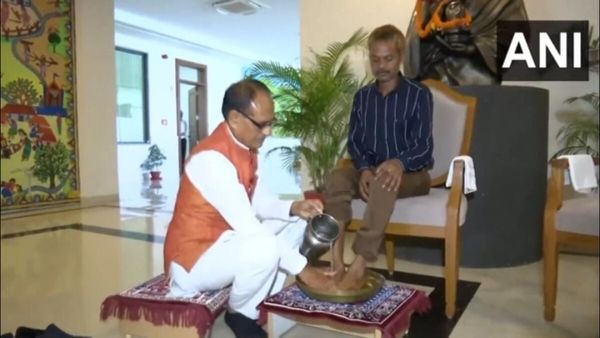 MP News: સીધી પેશાબકાંડ પીડિત આદિવાસી યુવકના પગ ધોઈને CM શિવરાજ સિંહે માંગી માફી, જુઓ Video