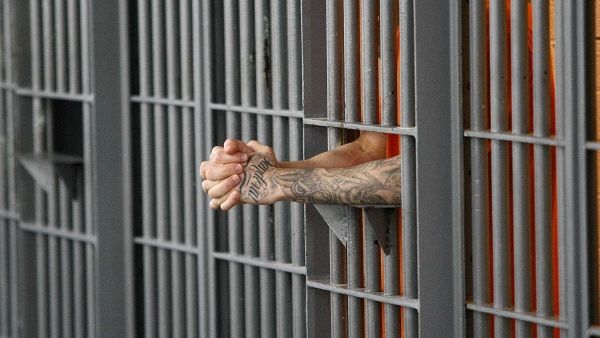 જેલમાં કેદીઓને સફેદ કપડા જ કેમ પહેરાવાય છે? જાણો ક્યારથી શરૂઆત થઈ?