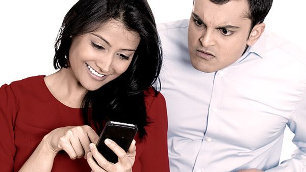 ભારતમાં પ્રેમનો દુશ્મન બની રહ્યો છે મોબાઈલ, જાણો શું કહે છે સર્વે?