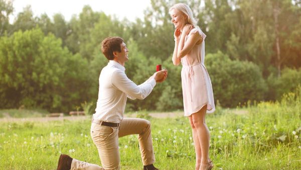 ઘુંટણ પર બેસીને પ્રપોઝ કેમ કરાય છે? જાણો આની શરૂઆત ક્યારે અને કેવી રીતે થઈ?