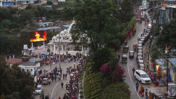 Vaishno Devi Yatra: ખરાબ હવામાનને લીધે બંધ થયો વૈષ્ણો દેવી મંદીરનો માર્ગ, હેલિકોપ્ટર સેવા પણ બધ