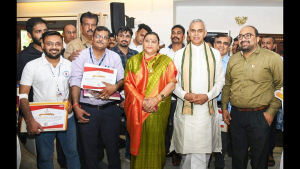 લેડી ગવર્નર દર્શના દેવીજીના જન્મદિવસ નિમિત્તે રાજભવન પરિવાર દ્વારા રક્તદાન કેમ્પ યોજાયો