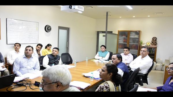 ચૂંટણીમાં મતદાન કરવા શ્રમયોગીઓને રજા આપવા ચૂંટણી પચંની સૂચના