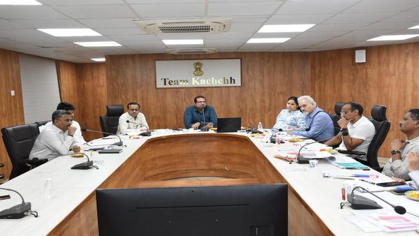 ભુજ ખાતે કેન્દ્ર સરકારની ટીમે બેઠક યોજીને બિપરજોય વાવાઝોડાં અંગે કચ્છ વહીવટીતંત્રની કામગીરીની સમીક્ષા કરી