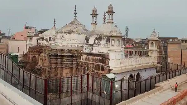 Gyamvapi: ના સાઇન્ટિફિક સર્વે પર રોકની માગ, SC પહોચ્યુ મુસ્લિમ પક્ષ, અરજી પર સનવણી આજ