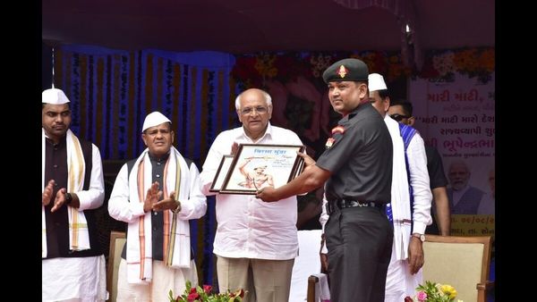 શિલાફલકમનું અનાવરણ કરી “મારી માટી, મારો દેશ” કાર્યક્રમનો ગુણસદા ખાતેથી રાજ્યવ્યાપી શુભારંભ કરાવતા મુખ્યમંત્રી