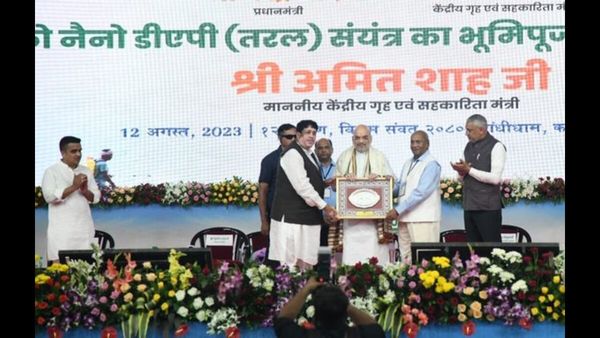 કચ્છના કંડલામાં ઇફકો ખાતે વિશ્વના પ્રથમ નેનો ડી.એ.પી. (પ્રવાહી) પ્લાન્ટનું ખાતમુહૂર્ત કરતા અમિત શાહ