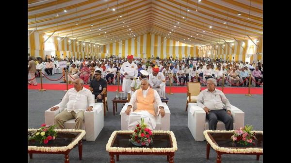 સરકારી કચેરીઓમાં વીજળી બચાવવાનું અભિયાન છેડવાની હાકલ કરતા રાજ્યપાલ આચાર્ય દેવવ્રતજી