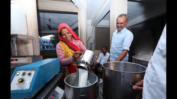 ગ્રામ્ય વિસ્તારમાં દુધ સંગ્રહ અને જાળવણી માટે ગુજરાતનાં ગામડાઓમાં છેલ્લા 5 વર્ષમાં 500 દૂધઘર બન્યાં