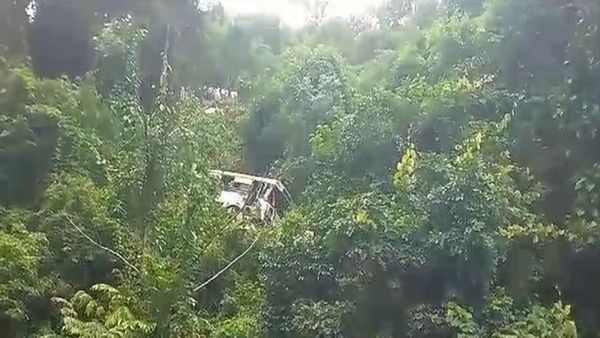 Andhra Pradesh: 100 ફુટ ઉંડી ખીણમાં બસ ખાબકી, બે લોકો ની મૌત ઘણા લોક થયા ઘાયલ