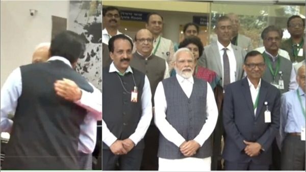 પીએમ મોદી ઈસરો ટીમને મળી થયા ભાવુક કહ્યુ - ચંદ્રયાન 3 લેન્ડર જ્યાં ઉતર્યુ એ જગ્યા કહેવાશે 'શિવશક્તિ'