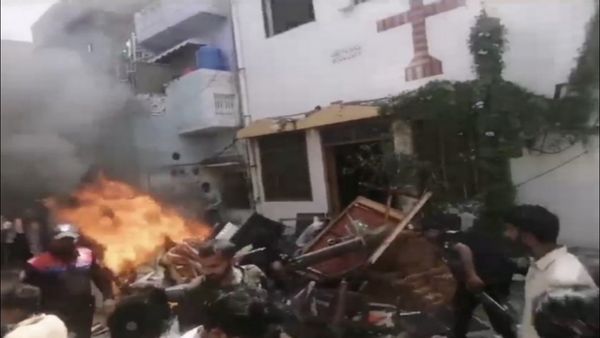 પાકિસ્તાનના મુસ્લિમ કટ્ટરપંથીઓએ ચર્ચને ફુંક્યુ, ઇશનિંદાના આરોપમાં આગ ચંપી
