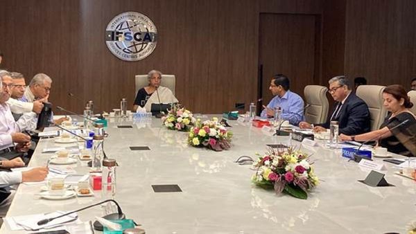 કેન્દ્રીય નાણાં મંત્રી નિર્મલા સીતારામને ગિફ્ટ સિટી, ગાંધીનગરમાં ગિફ્ટ- IFSC ની વૃદ્ધિ અને વિકાસ પર સમીક્ષા બ