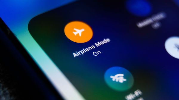 પ્લેનમાં ફોનને ફ્લાઈટ મોડમાં ન રાખીએ તો ફ્લાઈટ ક્રેશ થાય? જાણો શું હોય છે ફ્લાઈટ મોડનું કામ?