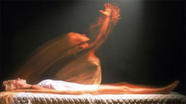 Garuda Puran: જો પરિવારમાં કોઈનુ મૃત્યુ થઈ જાય તો યાદ રાખો આ વાતો, નહિતર ભટકશે આત્મા