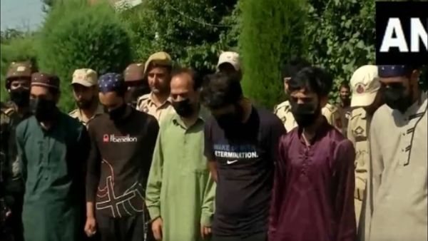 J&K: સુરક્ષાદળોએ હથિયારો સાથે 8 આતંકીઓને કર્યા ગિરફ્તાર, પુછપરછ ચાલુ