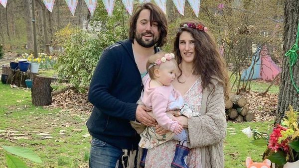 અખબારમાં ફોટો જોયો અને પ્રેમ થઈ ગયો, સોશિયલ મીડિયા પર શોધીને લગ્ન કર્યા, જાણો ક્યાંની છે આ અનોખી લવ સ્ટોરી?