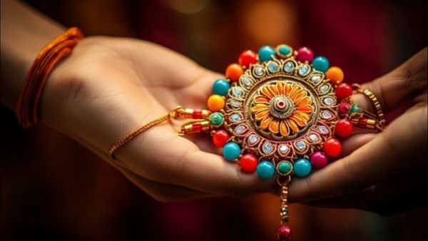Raksha Bandhan 2023: રાખડી કાઢ્યા પછી તેનુ શું કરવુ?, ફેંકી દેશો તો સંબંધો પર પડશે ખરાબ અસર