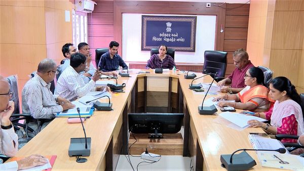 નર્મદા જિલ્લામાં પ્રાથમિક શાળાઓમાં માળખાકીય સુવિધાઓની સમીક્ષા માટે કલેક્ટર સાથે બેઠક