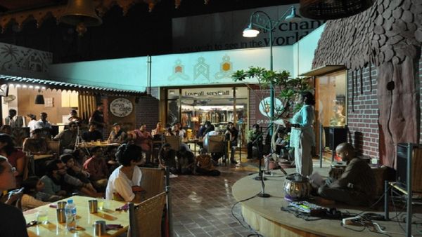 Exclusive: અમદાવાદના આ અનોખા કેફેમાં તમને ફ્રીમાં મળે છે જમવાનુ, જાણો