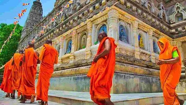 હિન્દુ ધર્મમાં મંદીરોની કેમ કરવામાં આવે છે પરિક્રમા? આ છે કારણ