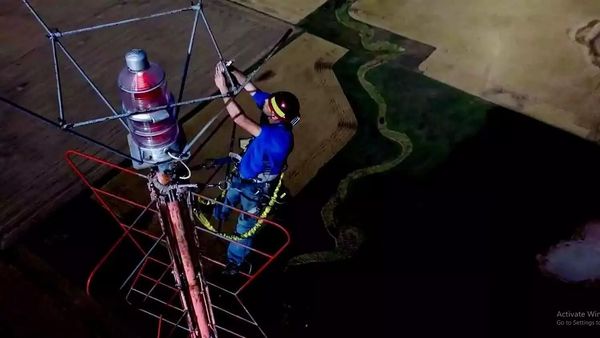 ટાવરનો બલ્બ બદલવા માટે મળે છે અધધ રૂપિયા, જાણીને વિશ્વાસ નહી થાય