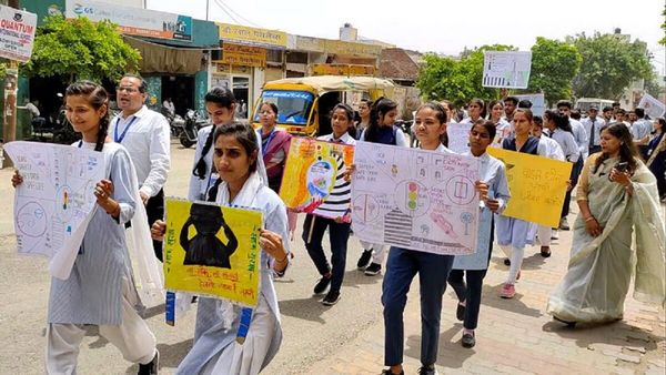 હિંમતનગરની ગ્રોમોર કોલેજના વિદ્યાર્થીઓની ટ્રાફિક જાગૃતિ માટે પહેલ, બેનરો સાથે રોડ પર ઉતર્યા