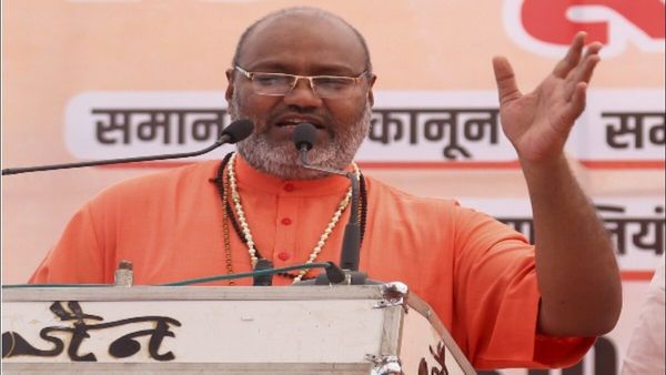 દિલ્લીમાં હિંદુ મહાપંચાયતમાં યતિ નરસિંહાનંદની હેટ સ્પીચ, પોલીસે અધવચ્ચે અટકાવ્યો કાર્યક્રમ