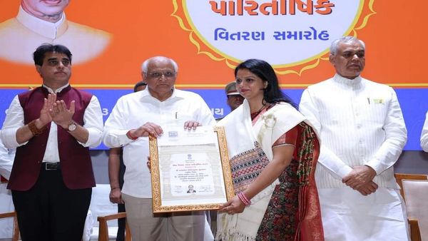 આચાર્ય દેવવ્રત અને ભૂપેન્દ્ર પટેલના હસ્તે 34 શિક્ષકોને શ્રેષ્ઠ શિક્ષક રાજ્ય પુરસ્કાર એનાયત