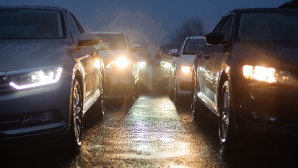 દિવસે પણ કેમ ચાલુ રહે છે વાહનોની હેડલાઈટ? આ છે કારણ