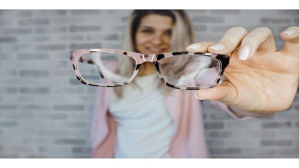 Eye Care Tip : ભૂતકાળ બની જશે ચશ્મા, બસ દુધમાં નાખી પીવો વસ્તુ
