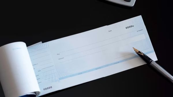 સાવધાન.. ચેક પાછળ સાઈન કરો છો તો આવી શકે છે મોટી મુસીબત, જાણી લો આજે જ નિયમો