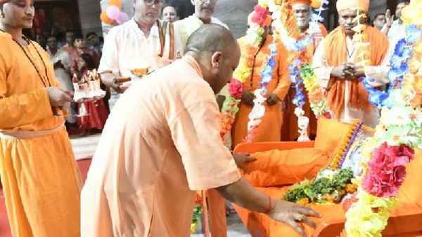 યોગી આદિત્યનાથે લાડુ ગોપાલને ઝુલે ઝુલાવ્યા, આવી રીતે ઉજવી શ્રીકૃષ્ણ જન્મજયંતિ