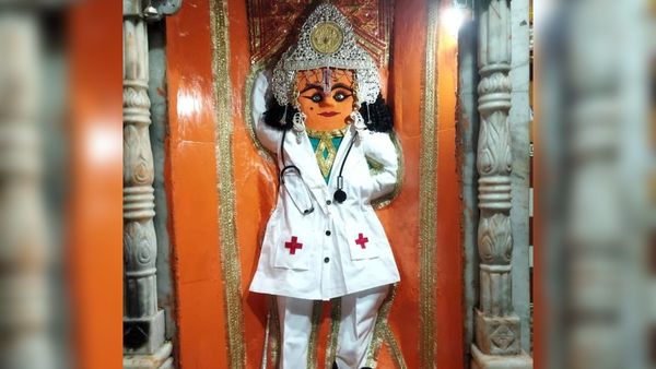 અહીં હનુમાનજી ડોક્ટર બનીને લોકોની બિમારીનો ઈલાજ કરે છે, જાણો ક્યાં આવેલુ છે વિચિત્ર મંદિર?