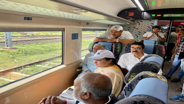 સાંસદ પૂનમ માડમે જામનગર-અમદાવાદ વંદે ભારત એક્સપ્રેસ ટ્રેનની કરી મુસાફરી
