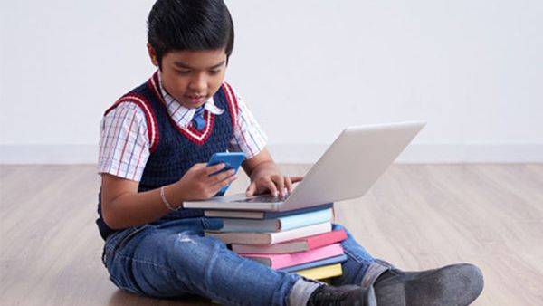 આ ગામમાં બાળકોને સ્માર્ટ ફોનથી દુર રાખવા માટે બનાવાયા છે વિશેષ નિયમો, જાણીને તમે પણ અમલ કરવા લાગશો