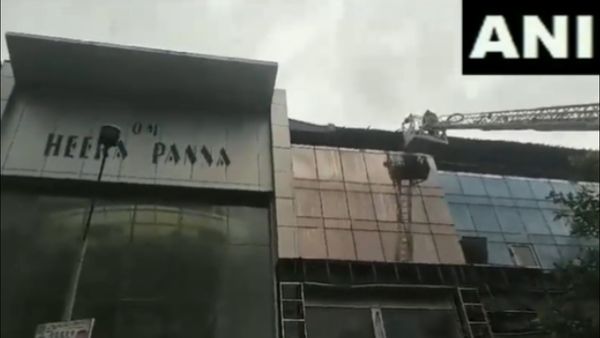 મુંબઇના હિરાપન્ના મોલમાં લાગી ભિષણ આગ, ફાયર બ્રિગેડની 12 ગાડીઓ હાજર, 14 લોકોને બચાવાયા