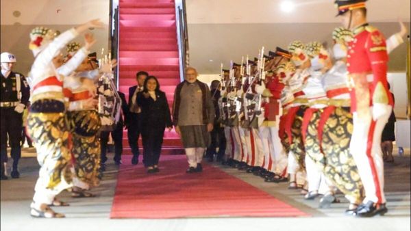 ASEAN-India Summit: પીએમ મોદી પહોંચ્યા જાકાર્તા, એરપોર્ટ પર થયુ ભવ્ય સ્વાગત