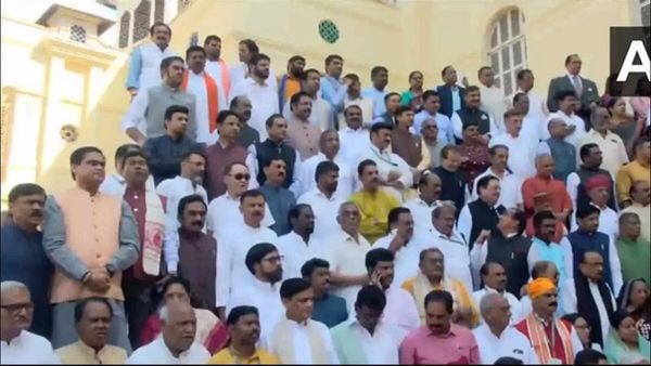 Video: ફોટો સેશન દરમિયાન સાંસદો વચ્ચે બેઠા પીએમ મોદી, ભાજપ સાંસદ નરહરિ અમીન થયા બેભાન