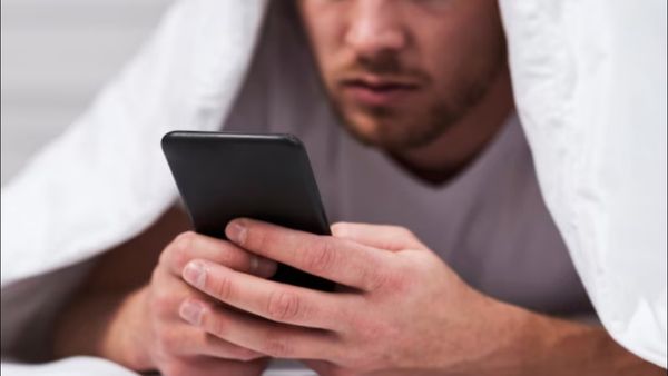 રોડ પર બેસી પોર્ન જોઇ રહ્યો હતો યુવક, હાઇકોર્ટે આપ્યો ચોંકાવનારો ફેંસલો