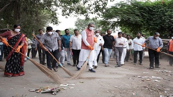 પડધરી ખાતેથી ગ્રામ વિકાસ મંત્રી રાઘવજી પટેલે શ્રમદાન કરી 'સ્વછતા હી સેવા‘ કાર્યક્રમનો શુભારંભ કરાવ્યો
