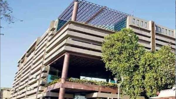 દબાણ હટાવવા ગયેલા AMCના ઉચ્ચ અધિકારી પર ટોળા દ્વારા હુમલો, લોહીલુહાણ હાલતમાં હૉસ્પિટલ ખસેડાયા